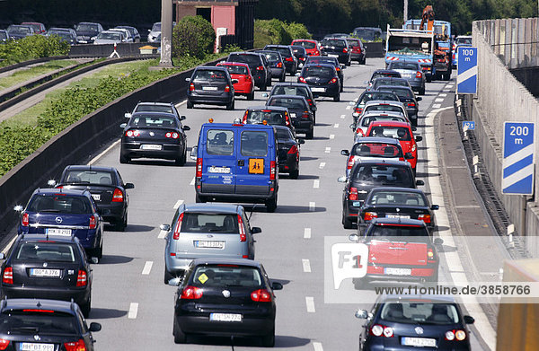 Langer  dichter Verkehrsstau auf der Autobahn A40  Ruhrschnellweg  vor einer Langzeitbaustelle zwischen Essen und Gelsenkirchen  Ruhrgebiet  Nordrhein-Westfalen  Deutschland  Europa