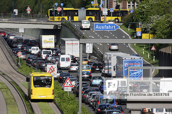 Langer  dichter Verkehrsstau auf der Autobahn A40  Ruhrschnellweg  vor einer Langzeitbaustelle zwischen Essen und Gelsenkirchen  Spurbus  Busspur auf dem Mittelstreifen  Nordrhein-Westfalen  Deutschland  Europa
