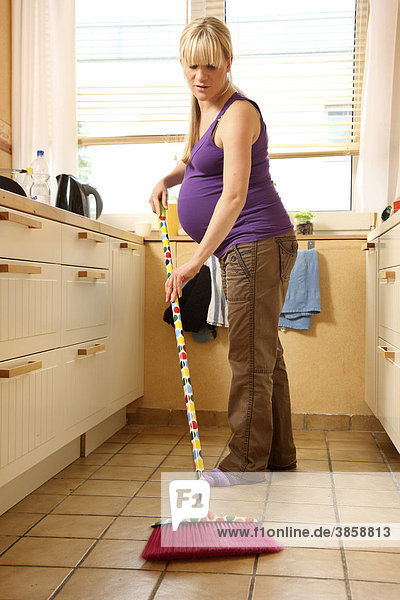 9. Monat, bei der leichten Hausarbeit, Küche putzen 9. Monat, bei der leichten Hausarbeit, Küche putzen
