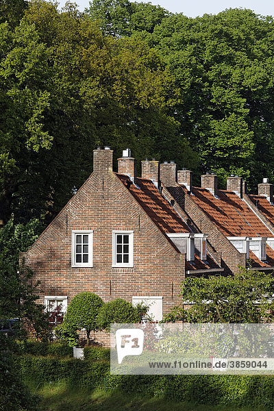 Reihe alter Backsteinhäuser  bei Schloss Huis Bergh  's-Heerenberg  Gelderland  Niederrhein  Niederlande  Europa