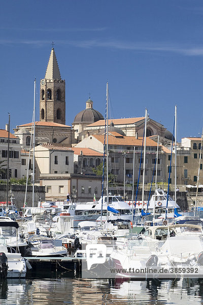 Hafen von Alghero mit Blick auf die Altstadt  Provinz Sassari  Sardinien  Italien  Europa