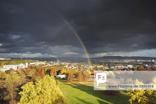 Regenbogen über dem Höhenpark am Killesberg  Stuttgart  Baden-Württemberg  Deutschland  Europa