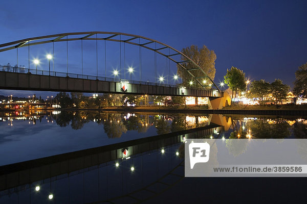König-Karls-Brücke führt über den Neckar zum Frühlingsfest auf dem Cannstatter Wasen  Stuttgart  Baden-Württemberg  Deutschland  Europa