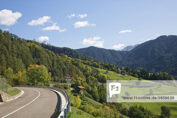 Straße im Tierser Tal in Richtung Rosengarten  Dolomiten  Trentino-Südtirol  Italien  Europa
