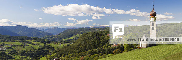 Aussicht von der Kirche Sankt Valentin über Seis zur Ortlergruppe  Dolomiten  Trentino-Südtirol  Italien  Europa
