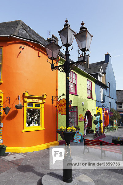 Bunte Häuser im Stadtzentrum von Kinsale  County Cork  Irland  Britische Inseln  Europa