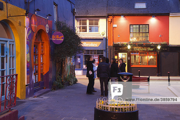 Abend im Stadtzentrum von Kinsale County Cork Irland Britische Inseln Europa