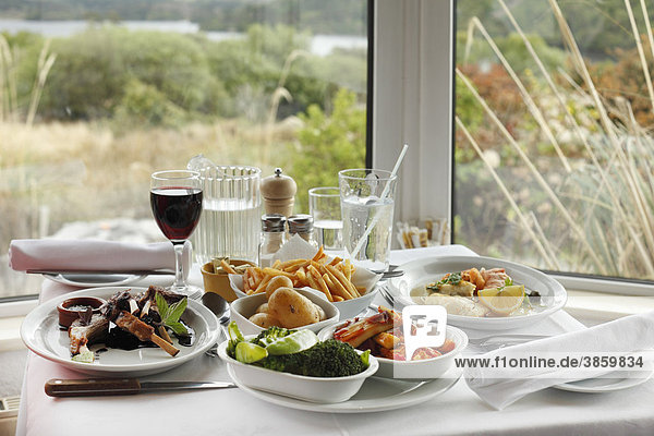 Essen mit Lammkotelett und Rotwein  Josie's Lakeview House  Beara-Halbinsel  County Kerry  Irland  Britische Inseln  Europa