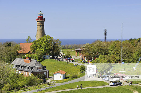 Blick zum Touristenzentrum Kap Arkona mit dem 35 Meter hohen Leuchtturm  Insel Rügen  Mecklenburg-Vorpommern  Deutschland  Europa