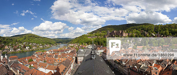 Blick auf Heidelberg nach Südosten auf das Heidelberger Schloss  Neckar  Heidelberg  Baden-Würtemberg  Deutschland  Europa
