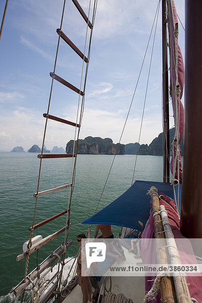 Blick von der Dschunke June Bahtra in die Phang Nga Bucht  Phuket  Thailand  Asien