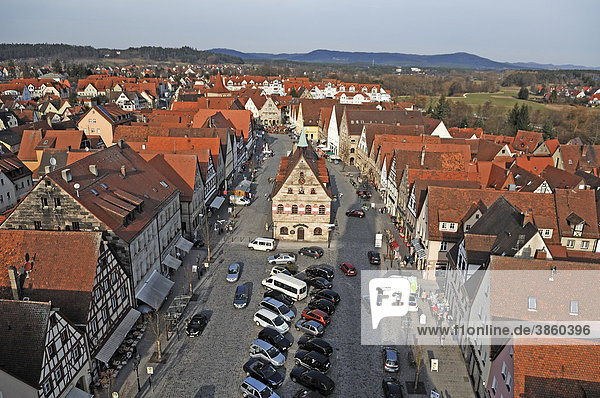 Blick vom Turm der Johanniskirche auf den Marktplatz mit altem Rathaus  hinten die Hersbrucker Schweiz  Marktplatz  Lauf an der Pegnitz  Mittelfranken  Bayern  Deutschland  Europa