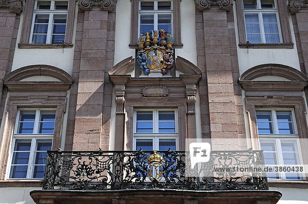 Balkon und oben das alte Pfälzer Wappen des Rathaus  erbaut 1701-1703  am Marktplatz  Heiliggeiststraße 1  Heidelberg  Baden-Württemberg  Deutschland  Europa
