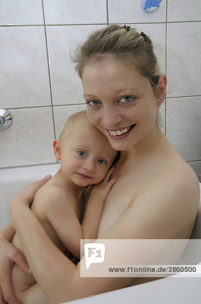 Mutter mit Kleinkind 2 Jahre alt  in der Badewanne