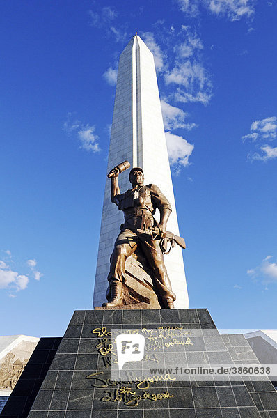 Heroes Acre  Heldenacker  Feld der Helden  Gedenkstätte für die Helden des Unabhängigkeitskampfes  mit Statue des unbekannten Soldaten und Marmor-Obelisk  errichtet durch Nordkorea  Auas-Berge nahe der Hauptstadt Windhoek  Namibia  Afrika