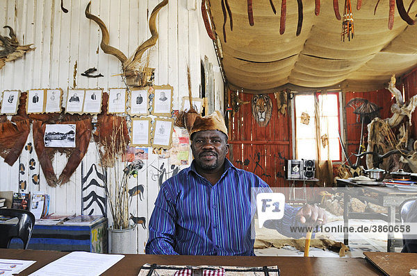 Besitzer eines Restaurants mit einheimischer Küche in seinem Gastraum im Township Mondesa  Stadt Swakopmund  Namibia  Afrika