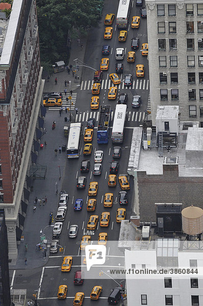 Taxis  Aufnahme von der Plattform des Empire State Building  New York City  New York  Nordamerika  USA  Vereinigte Staaten