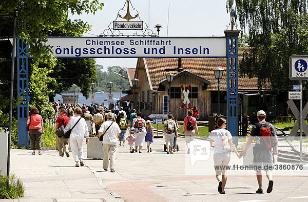 Touristen gehen zum Hafen  Prien Stock  Chiemsee  Chiemgau  Oberbayern  Deutschland  Europa