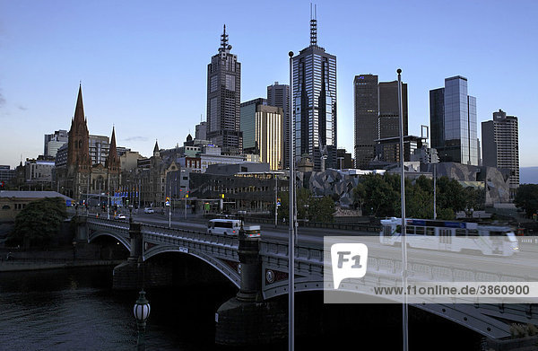 Princess Bridge  Skyline der Stadt am frühen Morgen  Melbourne  Australien