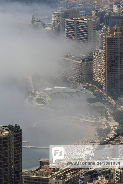 Fürstentum Monaco mit Strand Larvotto bei Nebel über dem Meer  CÙte d'Azur  Mittelmeer  Europa