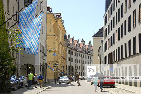 Sparkassenstraße  Straße in der Innenstadt  bayerische Fahnen in weiß-blau  Altstadt  City  Zentrum  Stadt München  Landeshauptstadt  Oberbayern  Bayern  Deutschland  Europa