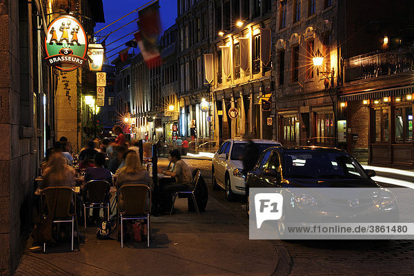 Straßencafe am Abend in der historischen Altstadt von Montreal Quebec Kanada