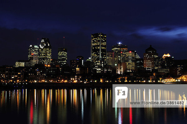 Skyline von Montreal mit Hafen im Vordergrund  Montreal  Quebec  Kanada