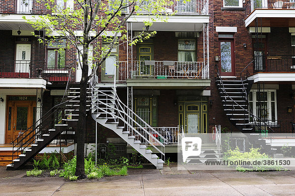 Typische Wohnhäuser mit Treppenaufgängen in den ersten Stock in Montreal  Quebec  Kanada