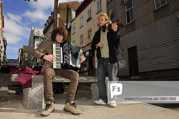 Straßenmusikanten in der historischen Altstadt von Quebec Stadt  Quebec  Kanada