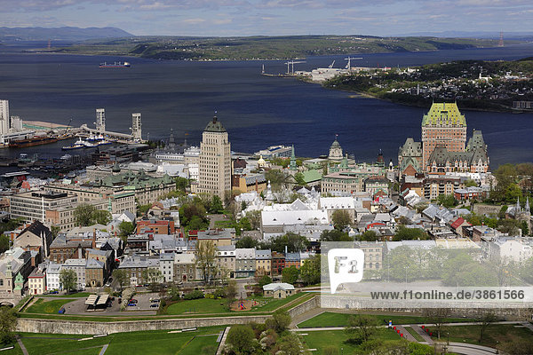 Die historische Altstadt von Quebec Stadt mit dem Hafen am St. Lorenz Strom  Quebec  Kanada