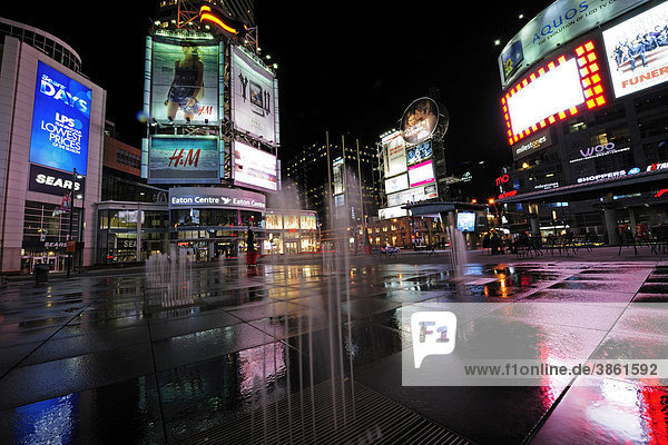 Dundas Square bei Nacht  der Platz im Herzen der Downtown Toronto  Ontario  Kanada