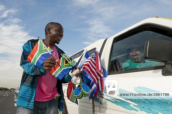 Straßenhändler verkauft Utensilien für die Fußballweltmeisterschaft 2010 in Kapstadt  Südafrika