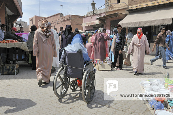 Alte Marokkanerin im Rollstuhl  FËs  Marokko  Afrika