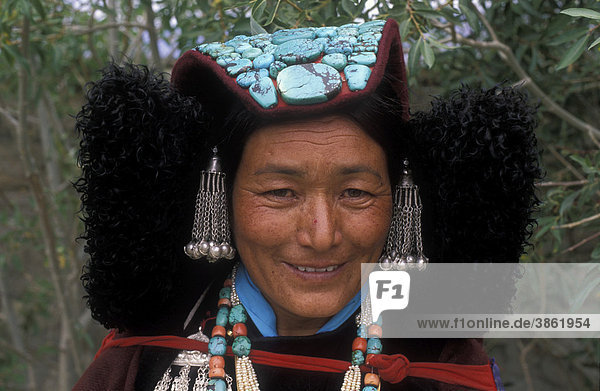 Porträt einer Frau mit traditioneller Kopfbedeckung mit Türkisen  Perak  Zanskar  Indien  Asien