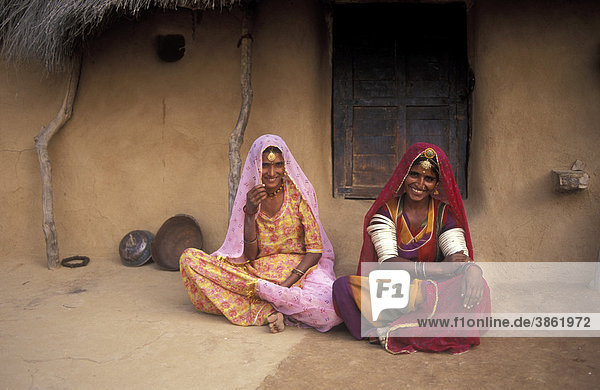 Frauen vor Wohnhaus  Wüste Thar  Rajasthan  Indien  Asien