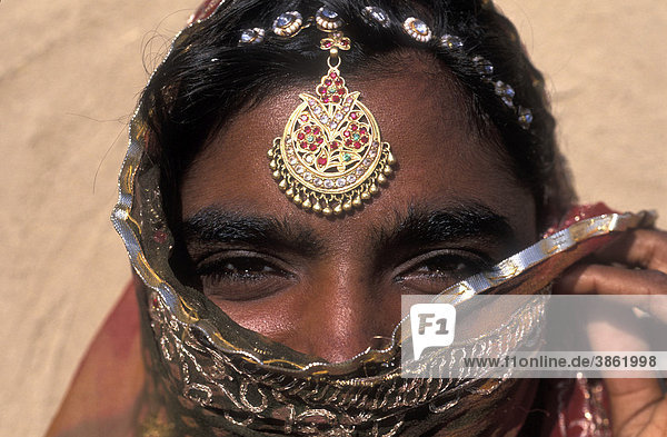 Porträt  junge Frau mit Schmuck  Wüste Thar  Rajasthan  Indien  Asien