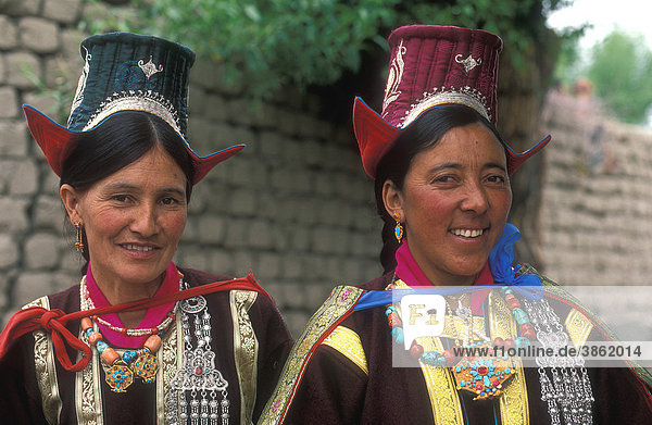 Porträt  Frauen mit traditioneller Kleidung und Schmuck  Ladakh  Himalaya  Nordindien  Indien  Asien