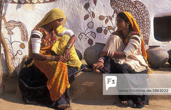 Frauen im Gespräch vor bemaltem Wohnhaus  Wüste Thar  Rajasthan  Indien  Asien