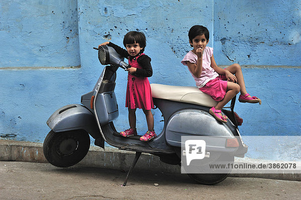 Kleine Kinder spielen auf einem Motorroller Udaipur Rajasthan Indien Asien