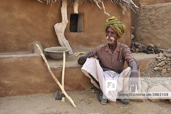 Älterer Mann mit Turban vor seinem Wohnhaus  Wüste Thar  Rajasthan  Indien  Asien