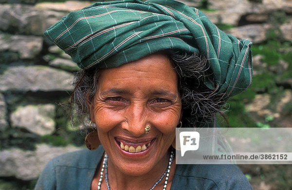 Porträt einer freundlichen Frau im Dodital  Volksgruppe der Bhotia  Garhwal Himalaya  Nordindien  Asien