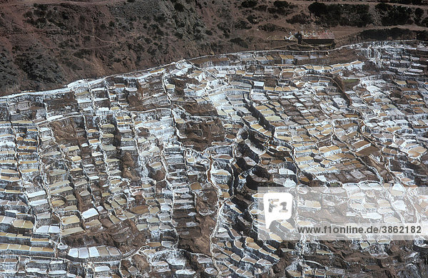 Hunderte Salzterrassen an einem Berghang bei Pichingote  Salzgewinnung durch Verdunstung  schon während der Zeit der Inka genutzt  Peru  Südamerika