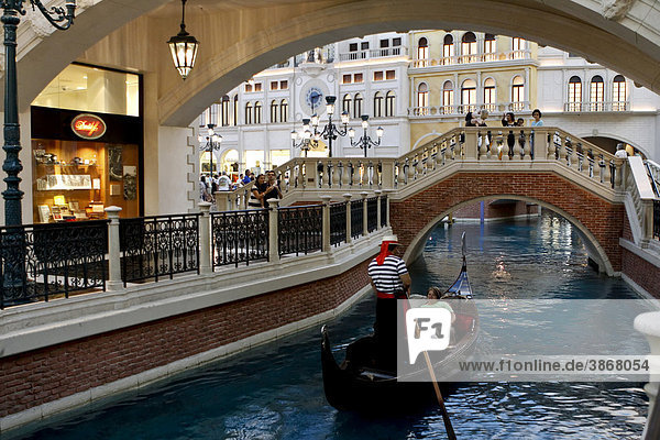 America  American  architecture  atmosphere  being  beings  boat  boats  Boulevard  building  buildings  dusk  evening  exterior  exteriors  gondola  gondolas  gondolier  gondoliers  hotel  Hotel  hotels  human  humans  Las  male  man  men  mood  Nevada  North  oarsman  oarsmen  of  on  outdoor  people  person  persons  photo  photos  shot  shots  States  The  tourism  touristic  touristical  touristically  touristy  twilight  United  US  US-American  USA  Vegas  Venetian  view  views