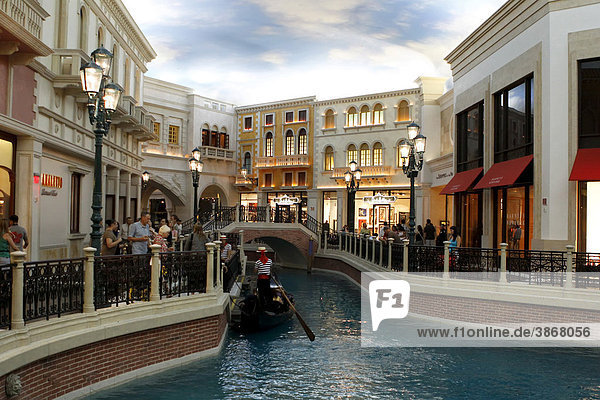 America  American  architecture  atmosphere  being  beings  boat  boats  Boulevard  building  buildings  dusk  evening  exterior  exteriors  gondola  gondolas  gondolier  gondoliers  hotel  Hotel  hotels  human  humans  Las  male  man  men  mood  Nevada  North  oarsman  oarsmen  of  on  outdoor  people  person  persons  photo  photos  shot  shots  States  The  tourism  touristic  touristical  touristically  touristy  twilight  United  US  US-American  USA  Vegas  Venetian  view  views