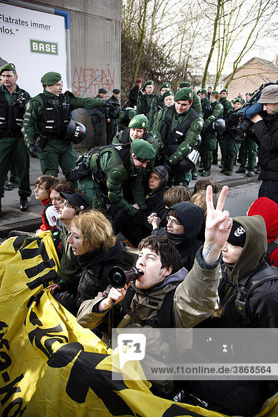 am Anti Anti-Islam Antifa außen Außenaufnahme Ausländerpolitik Auslaenderpolitik aussen Aussenaufnahme Aussenaufnahmen bei Bewegung BRD Bundesrepublik Demo Demonstrant Demonstranten Demonstration Demonstrationen demonstrieren demonstrierend demonstrierende demonstrierender demonstrierendes demonstriert Demos der deutsch deutsche deutscher deutsches Deutschland die Die draußen draussen Duisburg Duisburg-Marxloh eine europäisch europäische europäischer europäisches Europa europaeisch europaeische europaeischer europaeisches Extremismus extremistisch extremistische extremistischer extremistisches fremdenfeindlich fremdenfeindliche fremdenfeindlicher fremdenfeindliches Fremdenfeindlichkeit gegen Großdemonstration Grossdemonstration Immigartion in Islam islamisch islamische islamischer islamisches Kundgebung Kundgebungen Leute Linke Marxloh Mensch Menschen Migration Minarettverbot Moscheeverbot Nazi Nazis Nordrhein nordrhein nordrhein-westfälisch nordrhein-westfälische nordrhein-westfälischer nordrhein-westfälisches nordrhein-westfaelisch nordrhein-westfaelische nordrhein-westfaelischer nordrhein-westfaelisches Nordrhein-Westfalen NPD NRW Person Personen Politik politisch politische politischer politisches Polizei Polizeibeamte Polizeibeamter Polizeieinsätze Polizeieinsaetze Polizeieinsatz Polizeigewalt Polizist Polizisten Pro Protest Proteste räumt raeumt Rassismus rassistisch rassistische rassistischer rassistisches rechtsextremen Rechtsextremismus Ruhrgebiet Straßenblockade Strassenblockade Tag Tage Tageslicht tagsüber tagsueber und von westfälisch westfälische westfälischer westfälisches westfaelisch westfaelische westfaelischer westfaelisches Westfalen Xenophobie