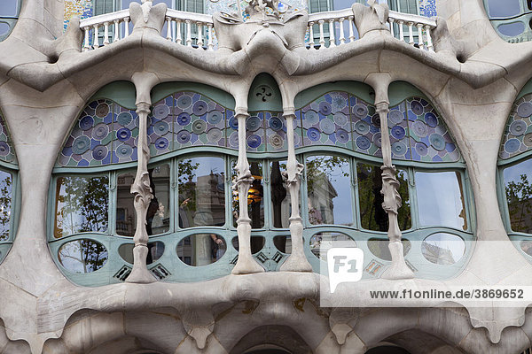 adorned  adornment  adornments  Antoni  architect  architecture  Barcelona  Batllo  building  buildings  by  Casa  Catalan  Catalonia  Catalunya  day  daylight  daytime  decorated  decoration  decorations  decorative  decoratively  designed  during  Europe  European  exterior  exteriors  facade  facades  front  fronts  Gaudi  nobody  ornament  ornamentation  ornamentations  ornaments  ornate  ornately  outdoor  photo  photos  shot  shots  South  Southern  Spain  spanish  the  view  views