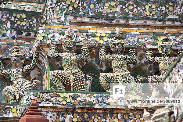 am  Architektur  Arun  asiatisch  asiatische  asiatischer  asiatisches  Asien  außen  Außenaufnahme  Ausflugsziel  Ausflugsziele  aussen  Aussenansicht  Aussenansichten  Aussenaufnahme  Aussenaufnahmen  Bangkok  Bau  Bauten  Bauwerk  Bauwerke  bei  bekannt  bekannte  bekannter  bekanntes  berühmt  berühmte  berühmter  berühmtes  beruehmt  beruehmte  beruehmter  beruehmtes  Bildhauerei  Bildhauerkunst  Buddhismus  buddhistisch  buddhistische  buddhistisches  Dekoration  Dekorationen  dekorativ  dekorative  dekorativer  dekoratives  dekoriert  dekorierte  dekorierter  dekoriertes  draußen  draussen  Figur  Figuren  Gebäude  Gebaeude  Geschichte  geschichtlich  geschichtliche  geschichtlicher  geschichtliches  historisch  historische  historischer  historisches  Kultur  kulturell  kulturelle  kultureller  kulturelles  Kulturen  Kunst  Kunstwerk  Kunstwerke  menschenleer  niemand  Ornament  Ornamente  Ornamentik  religiöse  religiöser  religioese  religioeser  Religion  Südostasien  Sakralbau  Sakralbauten  Sehenswürdigkeit  Sehenswürdigkeiten  sehenswert  sehenswerte  sehenswerter  sehenswertes  Sehenswuerdigkeit  Sehenswuerdigkeiten  Skulptur  Skulpturen  Statue  Statuen  Suedostasien  Tag  Tage  Tageslicht  tagsüber  tagsueber  Tempel  thai  thailändisch  thailändische  thailändischer  thailaendisch  thailaendische  thailaendischer  thailaendisches  Thailand  Touristenattraktion  Touristenattraktionen  verziert  verzierte  verzierter  verziertes  Verzierung  Verzierungen  Wat