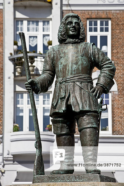 aged art commemorate commemoration cultural culturally culture cultures Danish day daylight daytime Denmark during Europe European exterior exteriors figure figures Frederikshavn historic historical historically history Jansen memorial memorials monument monuments nobody North Northern of old outdoor Peter photo photos remembering remembrance Scandinavia Scandinavian sculpture sculptures shot shots statuary Statue statue statues the Tordenskjold Wessel work works