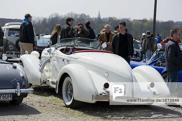 alt alte alter altes am außen Außenaufnahme Auburn aussen Aussenaufnahme Aussenaufnahmen Ausstellung Ausstellungen Ausstellungsstück Ausstellungsstücke Ausstellungsstueck Ausstellungsstuecke Auto Autohersteller Automobilhersteller Automobilindustrie Automobilwirtschaft Autos bei den draußen draussen Exponat Exponate für Fahrzeug Fahrzeuge fuer gefertigt Geschichte geschichtlich geschichtliche geschichtlicher geschichtliches historisch historische historischer historisches Kfz Kraftfahrzeug Kraftfahrzeuge Oldie Oldtimer PKW PKWs Rod Sänger Saenger Speedster Stewart Tag Tage Tageslicht tagsüber tagsueber Veteran Wagen