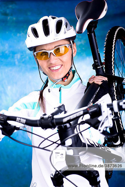 20  20-25  20-30  25  25-30  30  aktiv  aktive  aktiver  aktives  Aktivität  Aktivitäten  Aktivitaet  Aktivitaeten  alt  alte  alter  altes  auf  bis  Blick  Blicke  Brille  Brillen  der  direkte  direkter  ein  eine  einer  eines  eins  einzeln  einzelne  einzelner  einzelnes  Europäer  Europäerin  Europäerinnen  Europaeer  Europaeerin  Europaeerinnen  Fahrräder  Fahrrad  Fahrradhelm  Fahrradhelme  Fahrraeder  Frau  Frauen  Freizeit  Freizeitaktivität  Freizeitaktivitäten  Freizeitaktivitaet  Freizeitaktivitaeten  Freizeitbeschäftigung  Freizeitbeschäftigungen  Freizeitbeschaeftigung  Freizeitbeschaeftigungen  Geländefahrräder  Geländefahrrad  Geländerräder  Geländerrad  Gelaendefahrrad  Gelaendefahrraeder  Gelaenderrad  Gelaenderraeder  hellhäutig  hellhäutige  hellhäutiger  hellhäutiges  hellhaeutig  hellhaeutige  hellhaeutiger  hellhaeutiges  Helm  Helme  Hobby  innen  Innen  Innenaufnahme  jährig  jährige  jähriger  jähriges  jaehrig  jaehrige  jaehriger  jaehriges  Jahr  Jahre  jung  junge  Junge  junger  junges  Kaukasier  Kopfbedeckung  Kopfbedeckungen  lächeln  lächelnd  lächelnde  lächelnder  lächelndes  lächelt  laecheln  laechelnd  laechelnde  laechelnder  laechelndes  laechelt  Leute  Mensch  Menschen  mit  Mountainbike  Mountainbikerin  Mountainbikerinnen  Mountainbikes  Mountainbiking  People  Person  Personen  Porträt  Porträts  Portraet  Portraets  Portrait  Portraits  Räder  Rad  Raeder  Schulter  Sonnenbrille  Sonnenbrillen  Sport  Sportbekleidung  Sportkleidung  sportlich  sportliche  sportlichen  sportlicher  Studioaufnahme  Studioaufnahmen  Sturzhelm  Sturzhelme  trägt  traegt  tragen  tragend  tragende  tragender  tragendes  weiblich  weibliche  weiblicher  weibliches